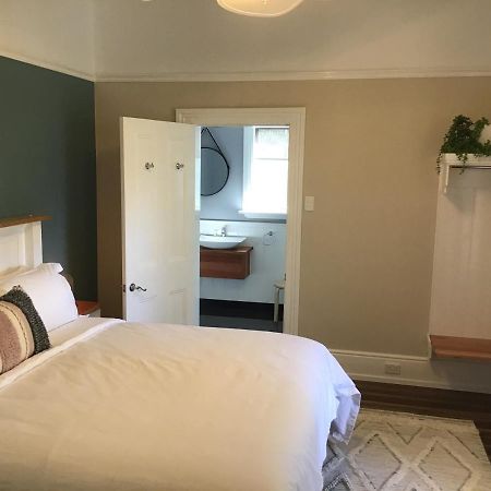 Harrison House Bed & Breakfast สตรอน ภายนอก รูปภาพ