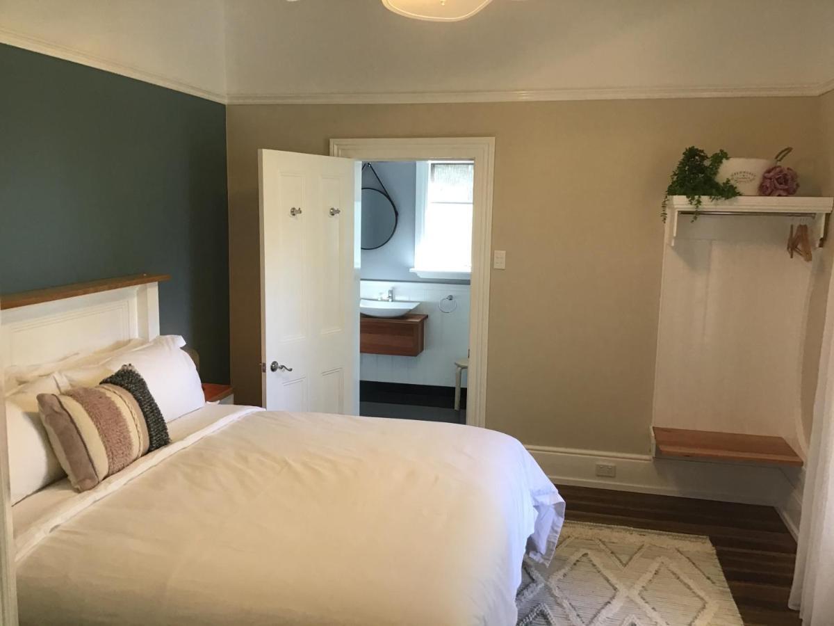 Harrison House Bed & Breakfast สตรอน ภายนอก รูปภาพ