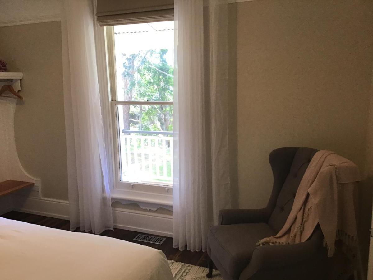 Harrison House Bed & Breakfast สตรอน ภายนอก รูปภาพ